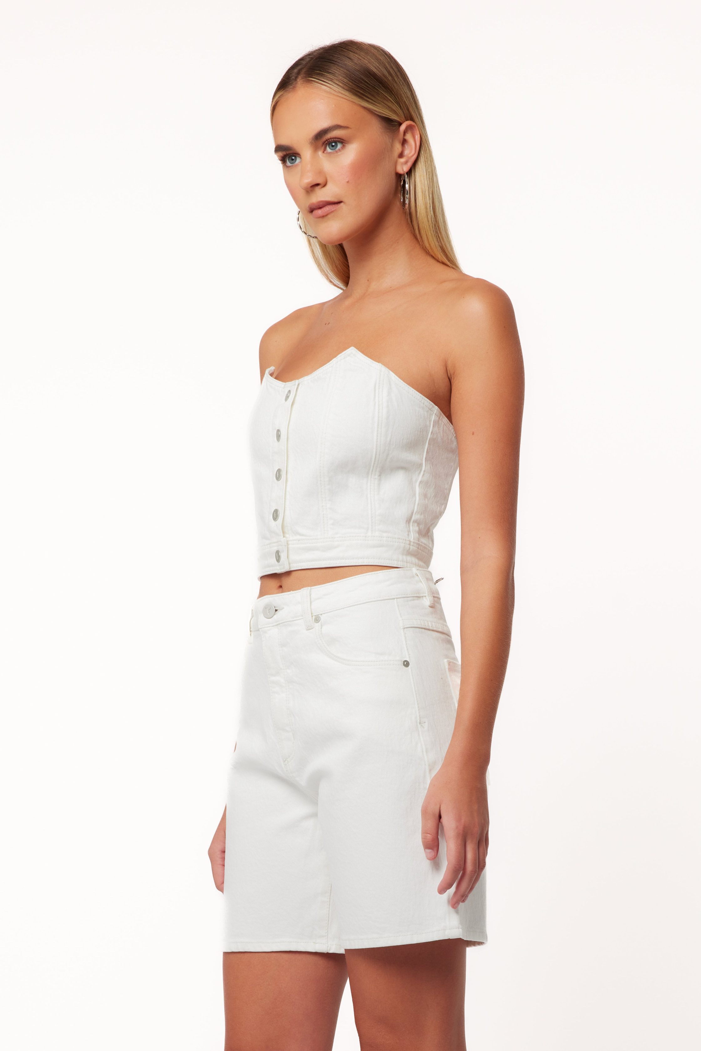 A52S12_001_CARRIESHORTWHITELIGHT_WHITE_1270-6