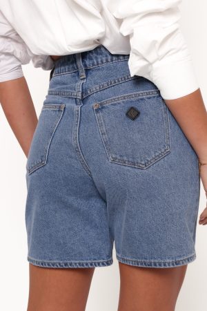 Abrand Carrie Shorts – Naomi