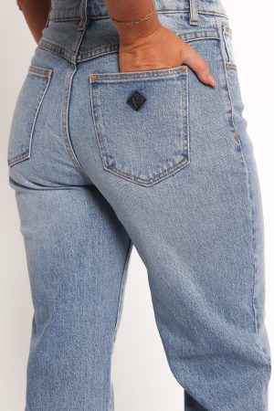 Abrand Mid Straight Jeans – Felicia