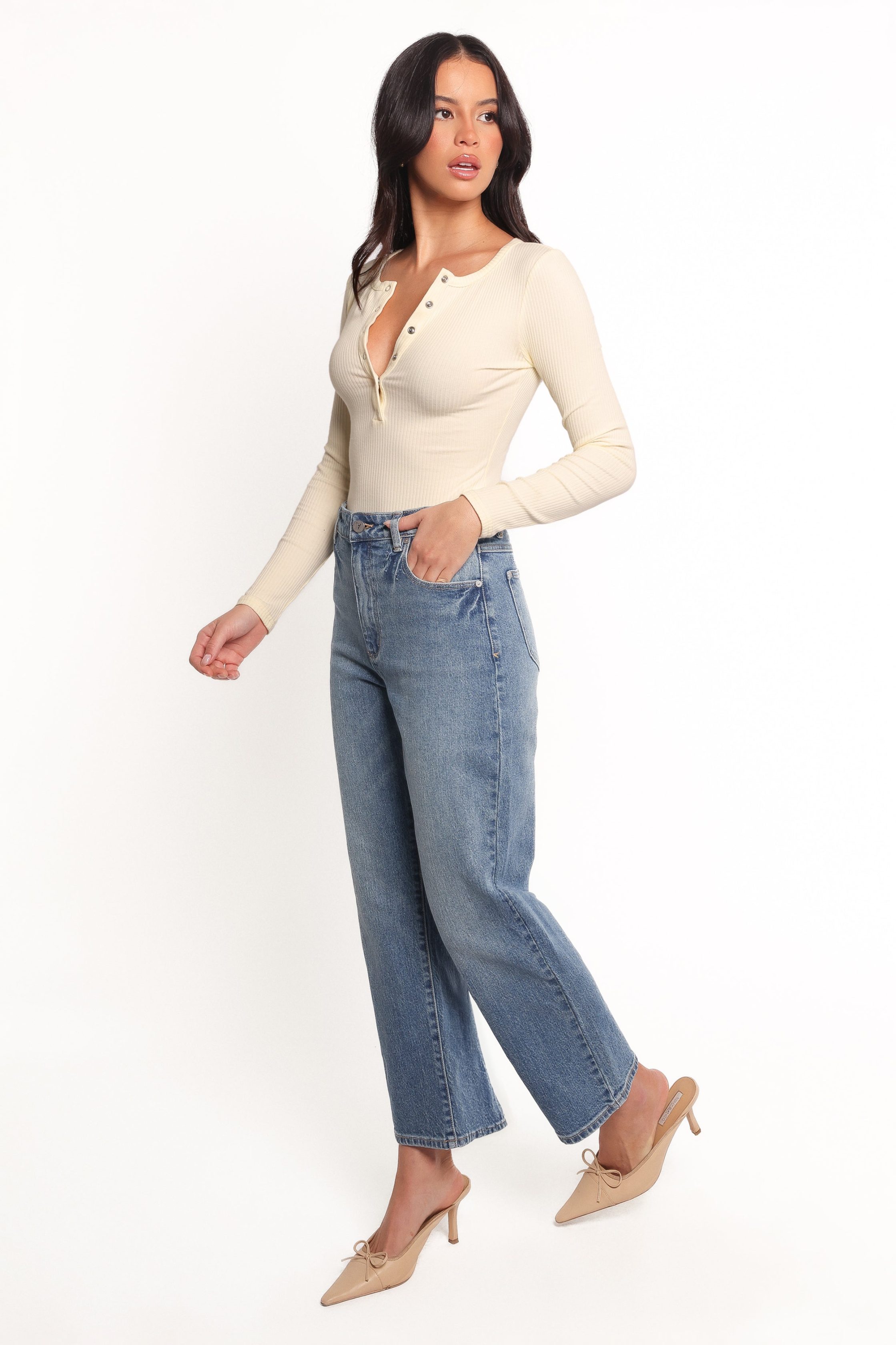 AbrandVeniceStraightJeans-Amara2_761b0442-429f-446d-a633-e32a15eb47be-6