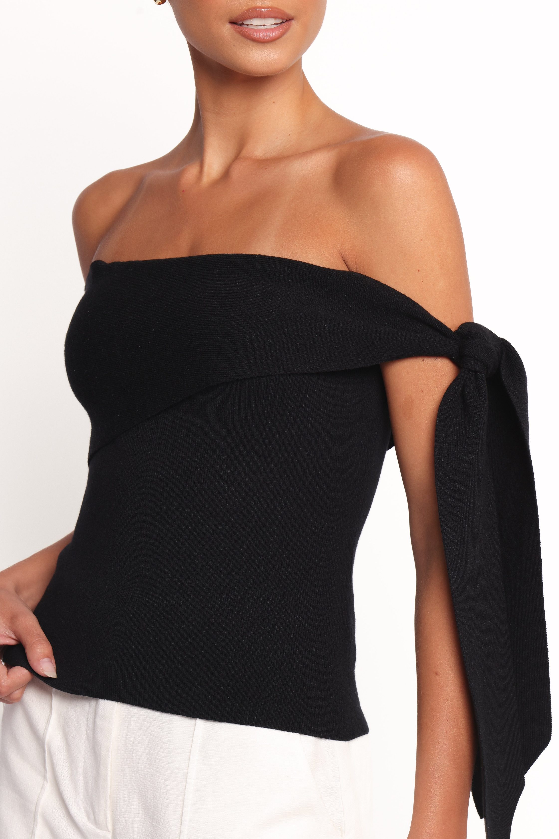 CharamaOffShoulderKnitTop-Black3-17