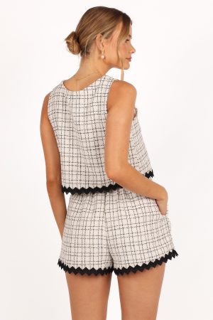 Elea Short – Black White