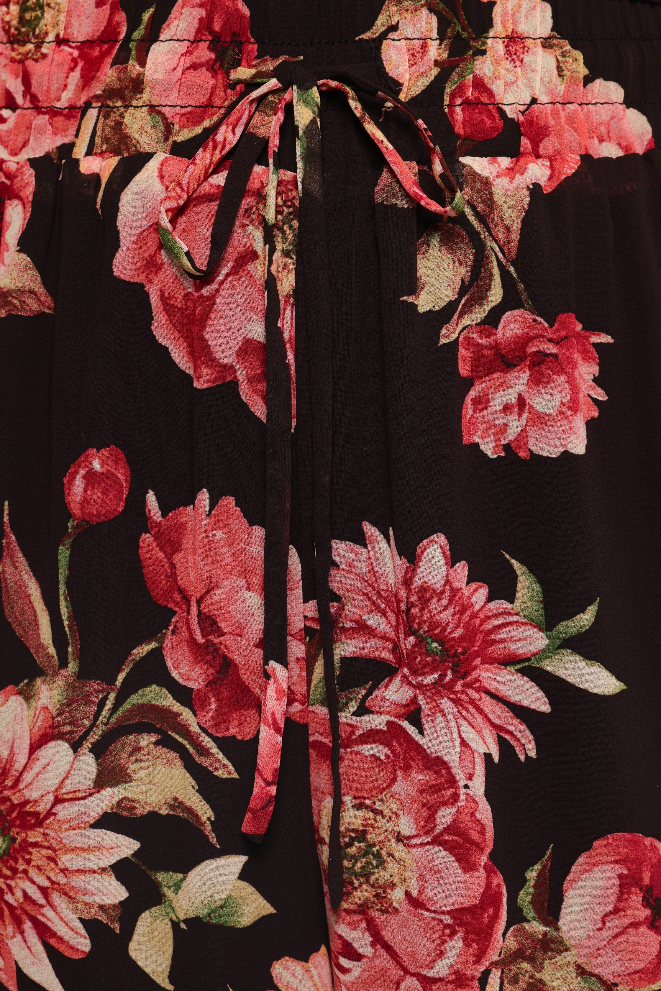 EstiePants-BlackFloral_NoelTop-BlackFloral2636-5