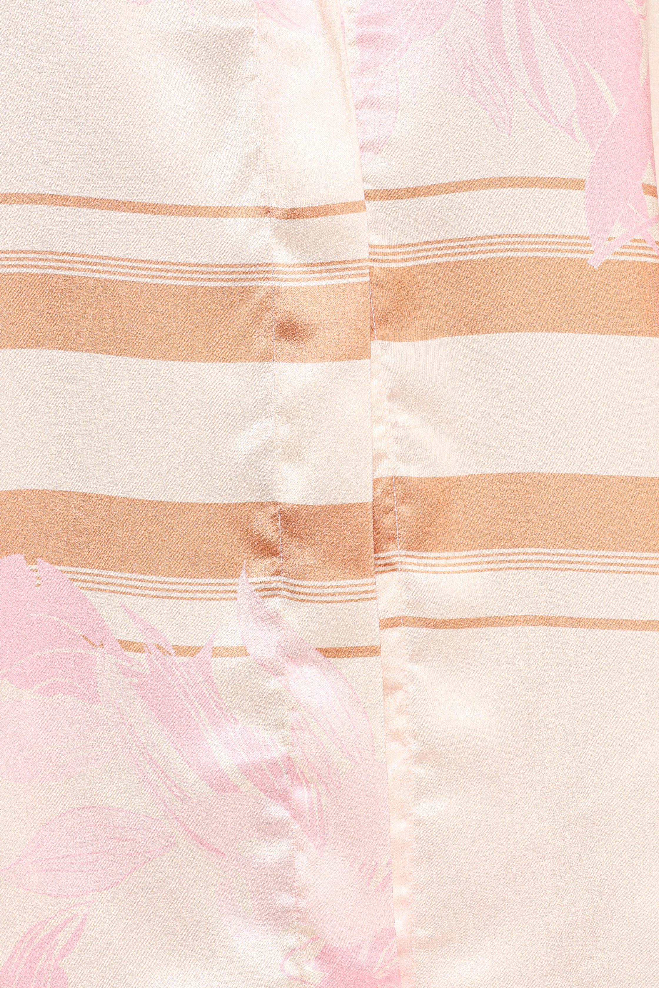 LaraShorts-PinkPrint-LaraShirt-PinkPrint-15731_962c7828-11ef-4c6a-b318-b4d19602e732-13