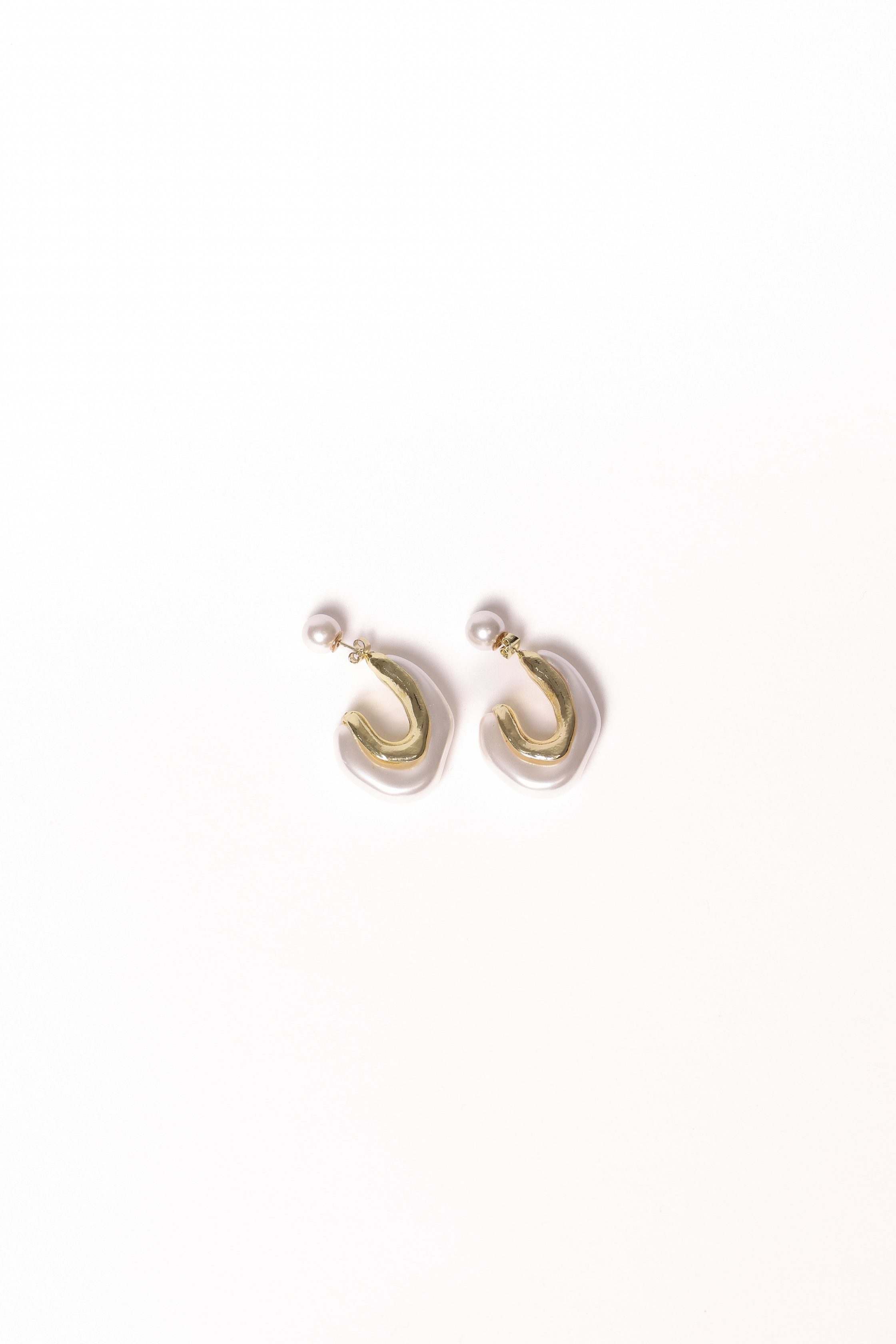 PaolaEarrings-GoldPearl458_9eb5b0cc-6fa1-479d-af28-dc196485d252-3