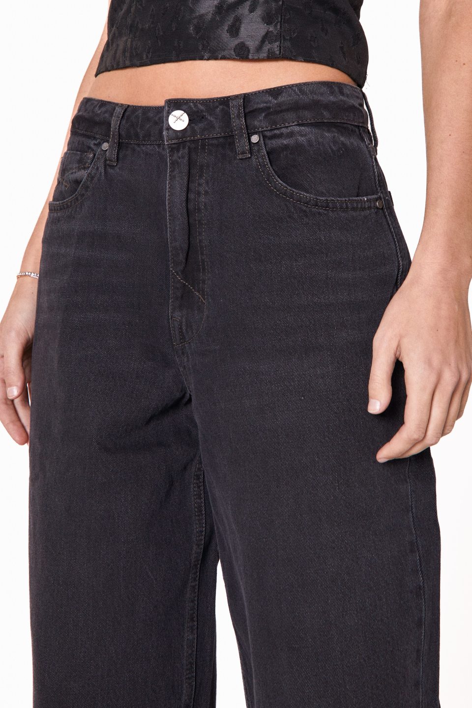 Taylor Barrel Leg Jean - Trip